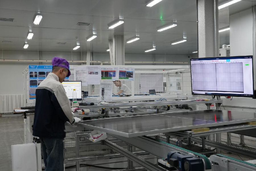 内蒙古天晟新科技有限公司日产光伏组件4500多块（王丽曼 摄）