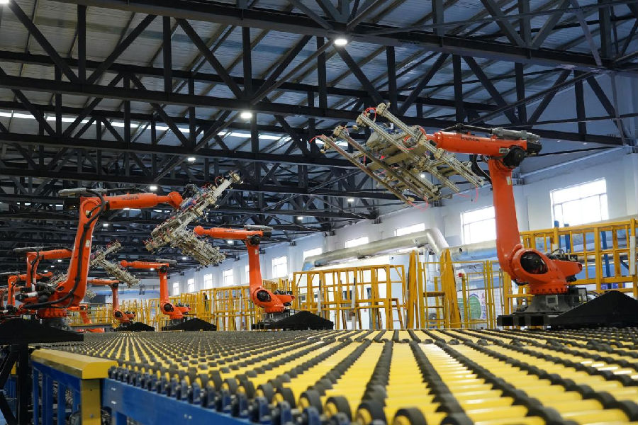 内蒙古玉晶科技有限公司全线满负荷生产（王丽曼 摄）