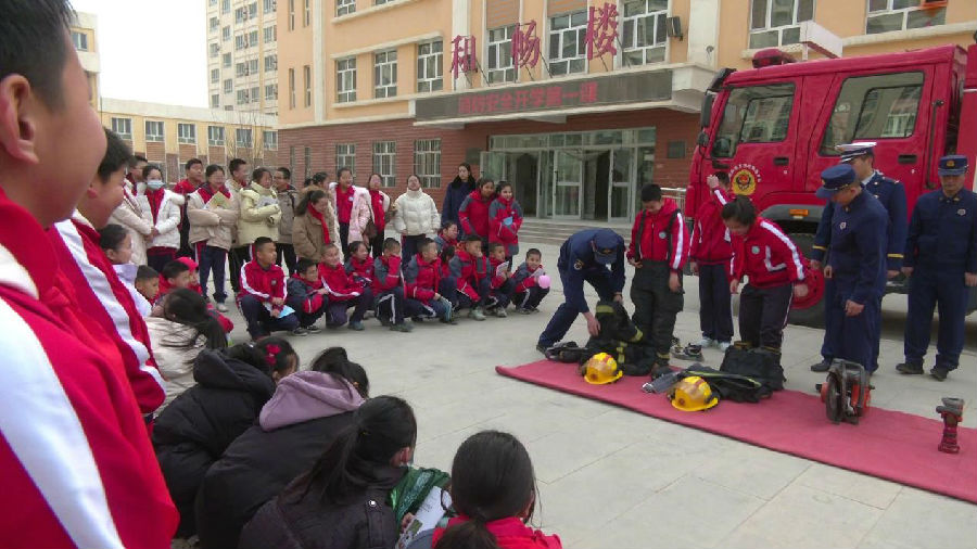 图为学生们体验穿戴消防装备（张勇 摄）