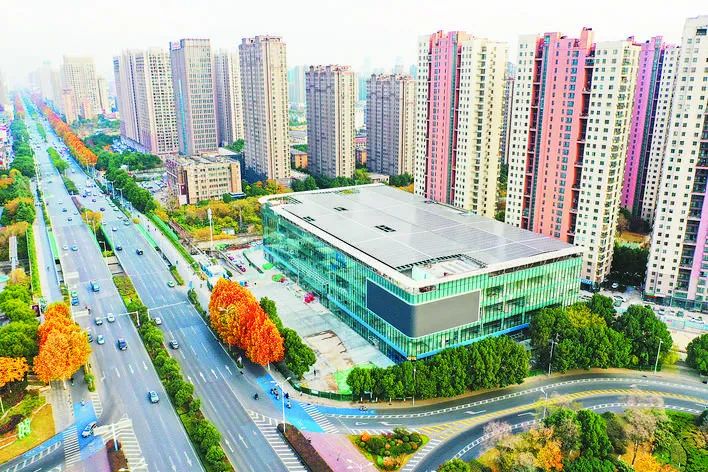 即将落成的合肥首个新能源汽车综合体 (王自明 摄) 即将落成的合肥首个新能源汽车综合体 (王自明 摄)