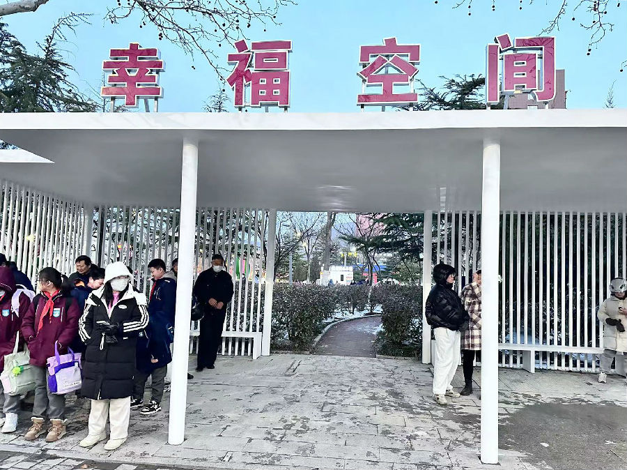 图为苍梧小学东校区“家长等候亭”（庄艳 摄）