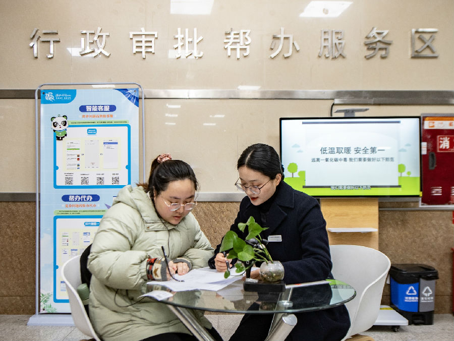 行政审批帮办服务 （戚原 摄）