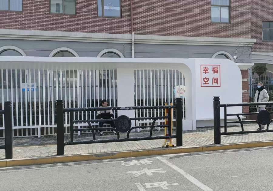 图为苍梧小学西校区“家长等候亭”（庄艳 摄）