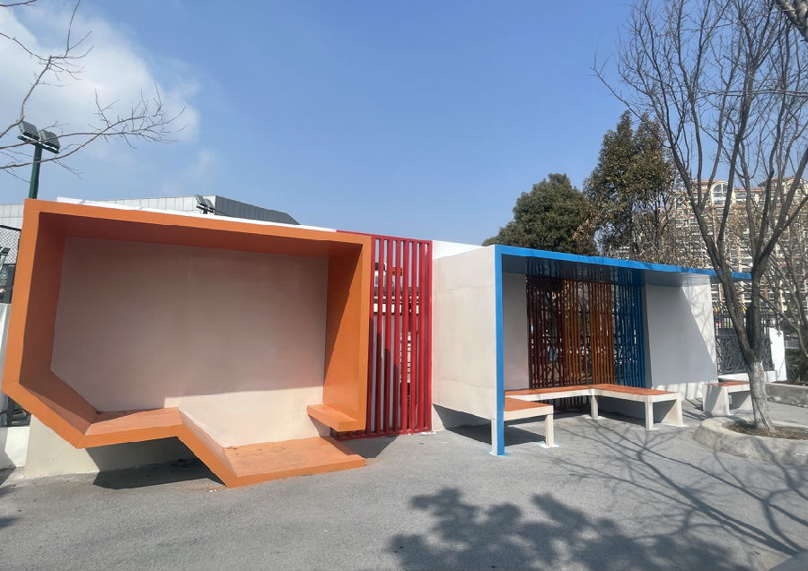 图为连云港师专二附小“家长等候亭”（庄艳 摄）