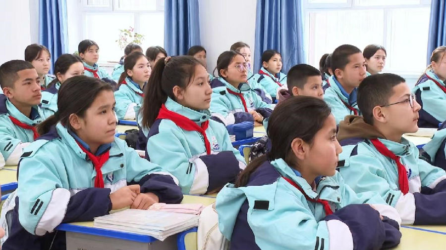 图为学生们正在认真聆听老师的讲解 （古丽迪雅尔·艾尼瓦尔 摄）