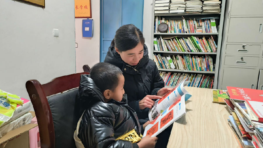 农家书屋是村里孩子们假期最喜欢的地方之一 （黄静 摄）