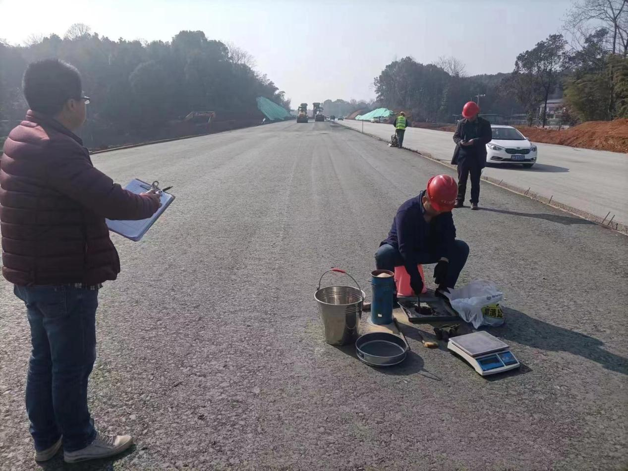 益阳市虎山路项目施工现场（游艾青 摄）