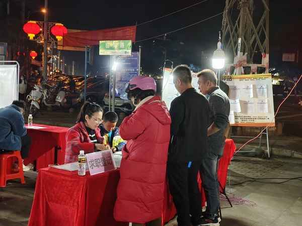 现场求职登记区（颜海彪 摄）