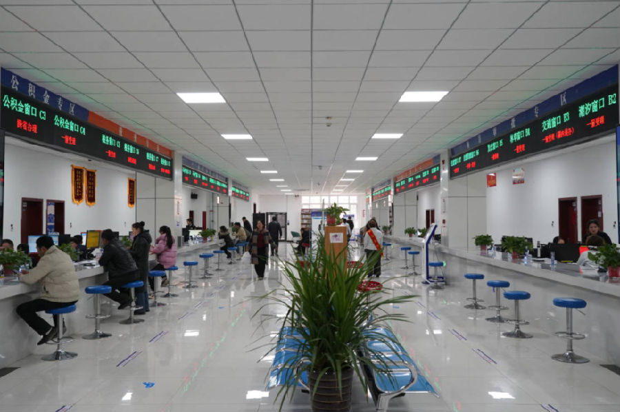 图为县政务服务中心大厅内景象 （地拉吾尔 摄）