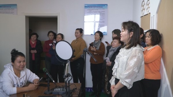 图为来自各乡镇及街道的学员参加网络直播营销培训班（金燕丽 摄）