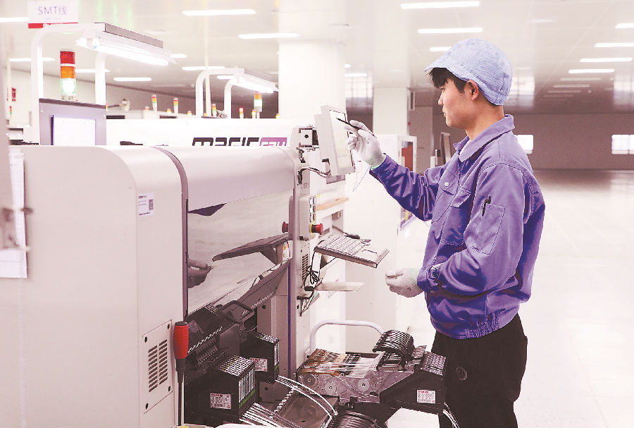 2月29日，在位于当涂经开区的安徽兰宝智造科技有限公司数字化车间内，工人们正在赶制智能传感器产品 （管瑞 摄）