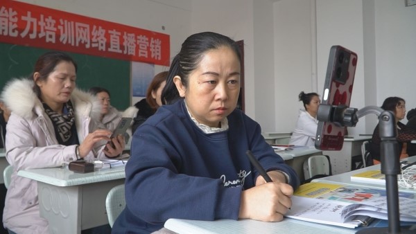 图为学员在认真听讲做笔记（金燕丽 摄）