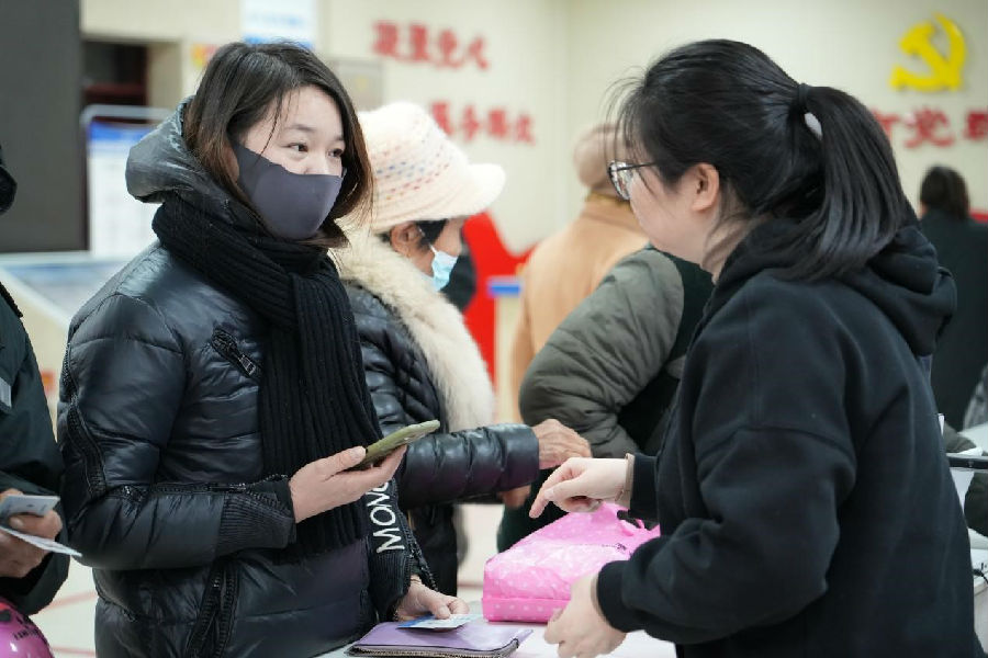 图为市民正在窗口办理社保关系转移业务（热普亥提 摄）