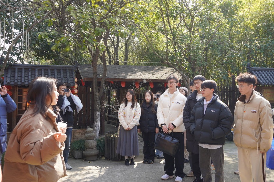  葛家车村红色文化基地参观现场 （李晓清 摄）
