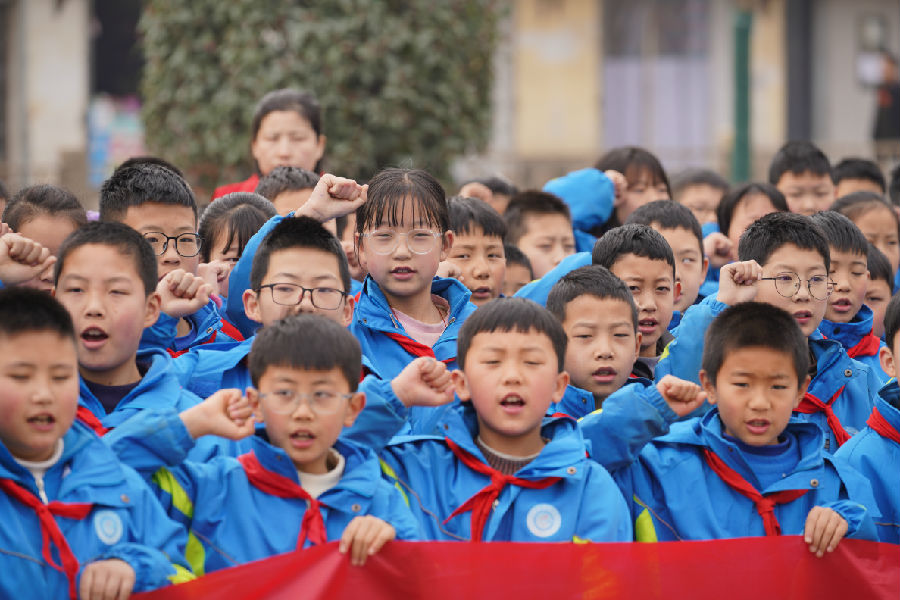 成县西关小学红领巾举行文明实践宣誓（刘建军 摄）