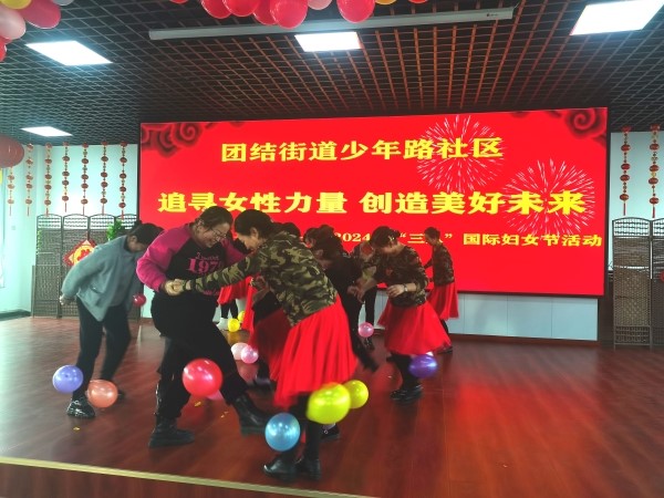 图为玩游戏现场（梁丹 摄）