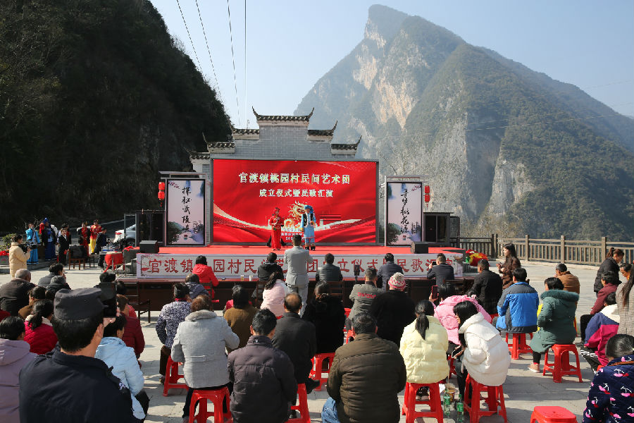 官渡镇桃园村民间艺术团成立仪式暨民歌汇演活动现场（章伟 摄）