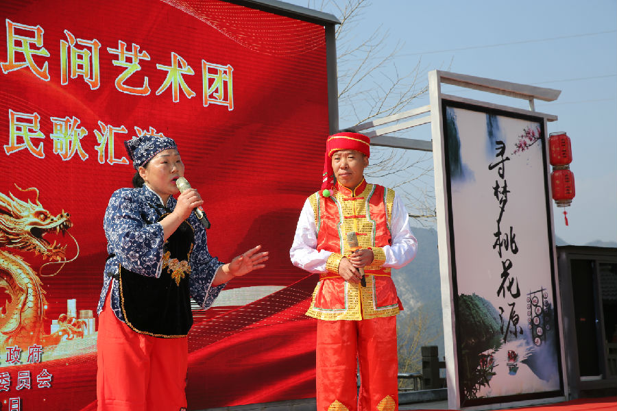 官渡民歌手演唱官渡民歌《双探妹》（章伟 摄）