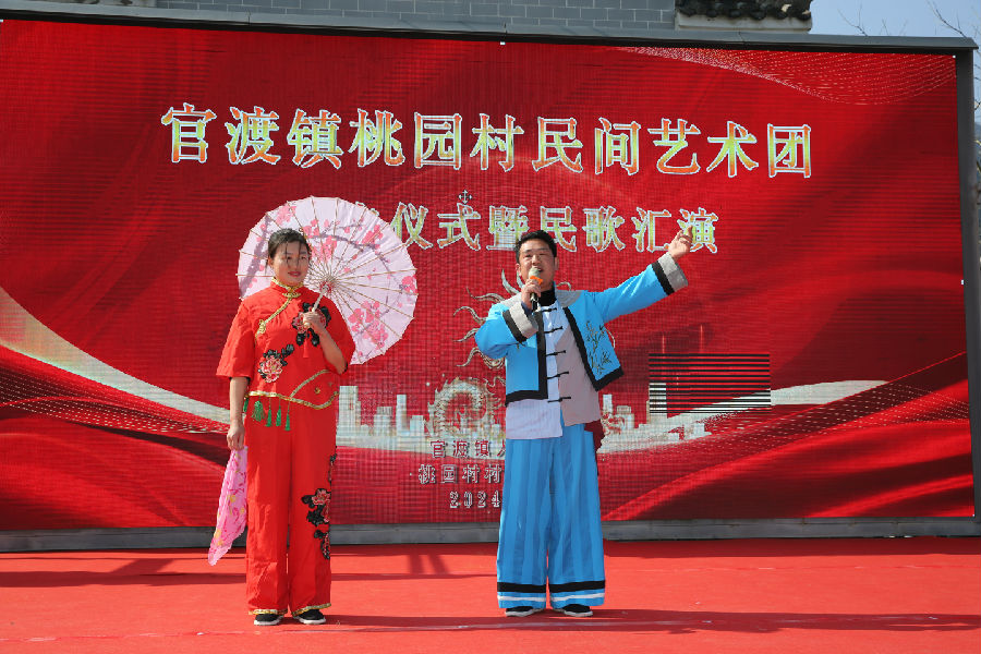 官渡民歌手演唱官渡民歌《十爱姐》（章伟 摄）