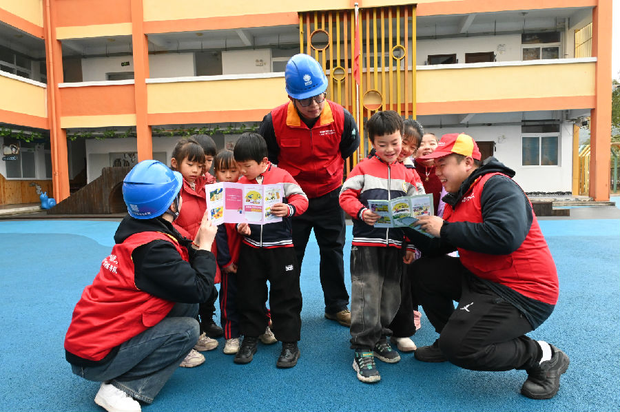 国网光泽县供电公司青年志愿者在止马中心幼儿园为孩子们讲解安全用电知识。（吴其微 摄）