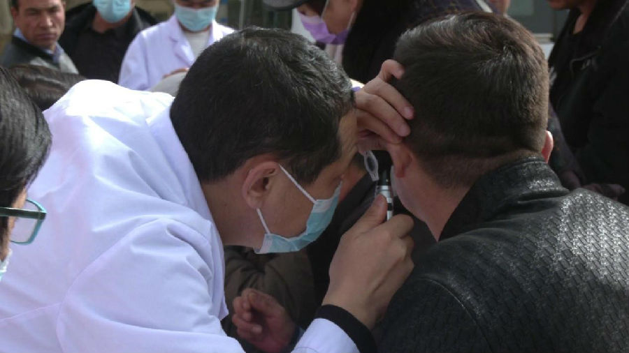 图为专家现场为市民提供免费的耳部检查服务（张勇 摄）