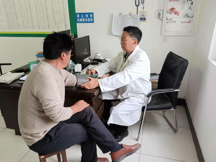 图为方义刚正在为村民看诊 （赖菊平 摄）