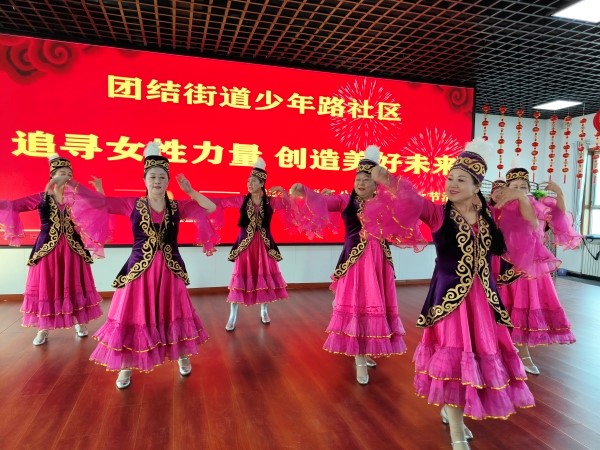 图为文艺表演现场（梁丹 摄）