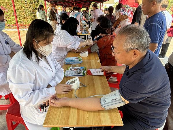 义诊活动现场 (陈建峰 摄) 义诊活动现场 (陈建峰 摄)