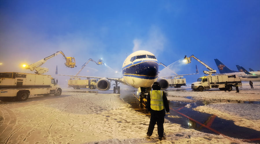 四台除冰车同时在为南航飞机除冰（杨照男 摄）