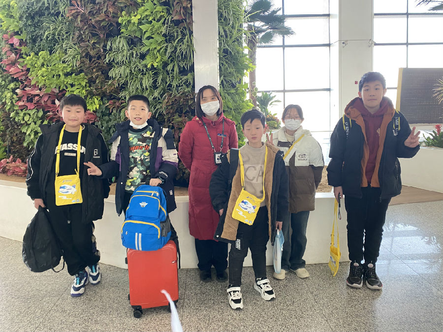 南航地服人员为无人陪伴儿童旅客服务（杨照男摄）