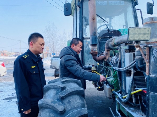 图为沙湾市柳毛湾镇农机工作人员检查已加工改装的农机性能 （蒋红 摄）