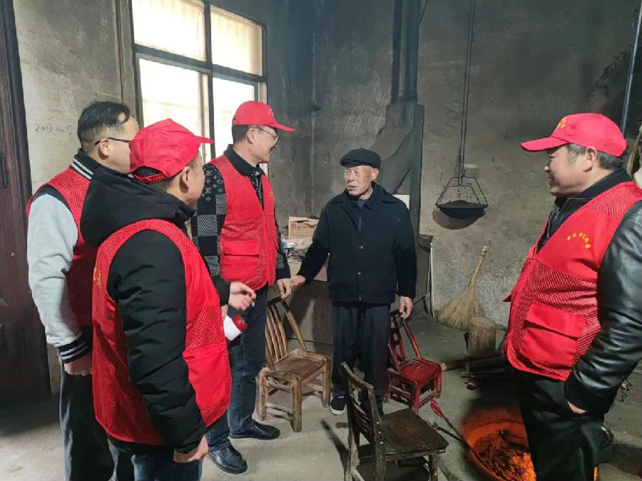 图为志愿者到孤寡老人家中开展便民服务活动（吴佳鑫 摄）