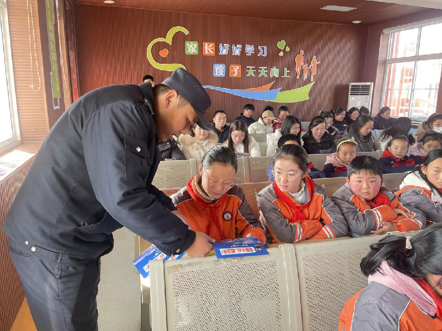 图为志愿者开展网络护苗普法宣传活动（祁琪 摄）