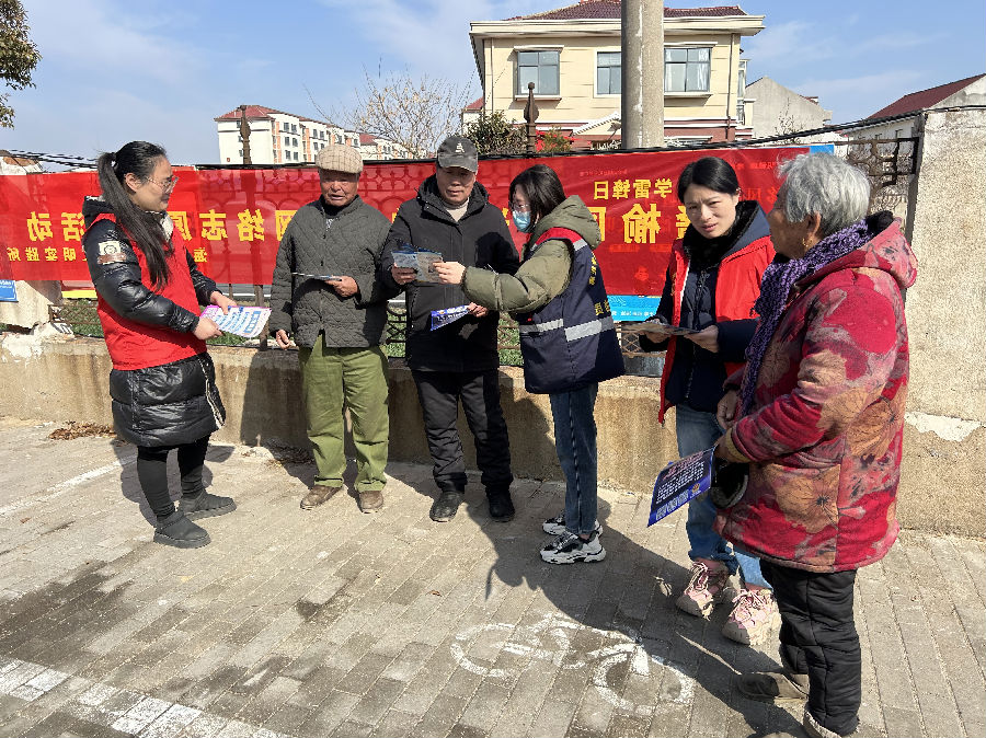 图为开展“连e护老”进基层宣传活动（祁琪 摄）