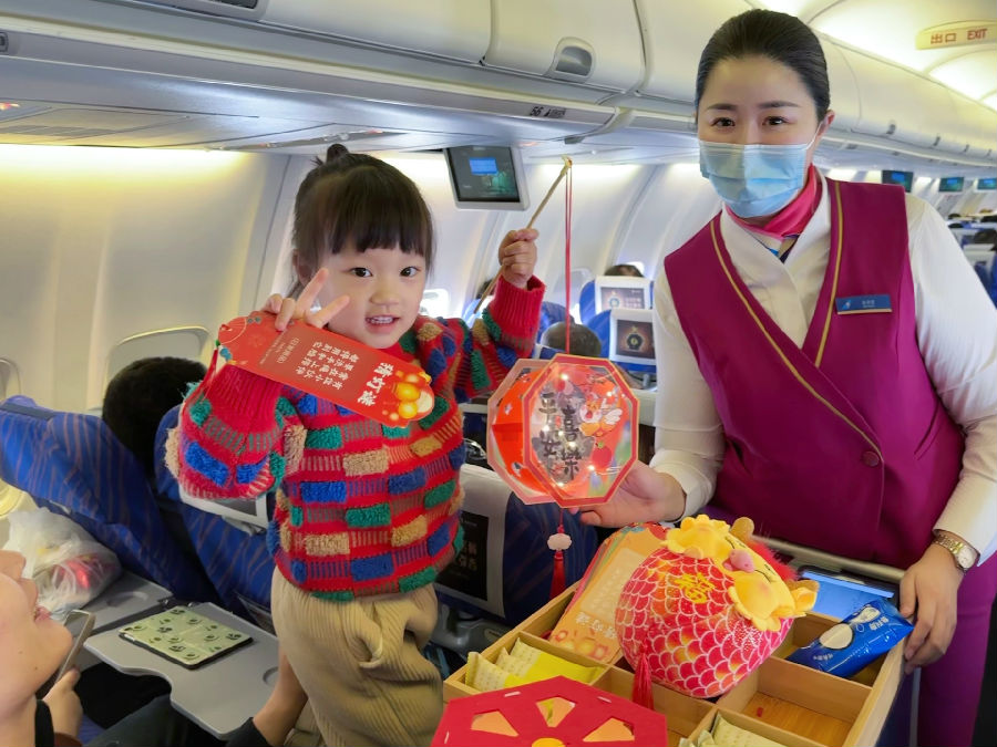 南航空姐在郑州—乌鲁木齐航班上开展“猜灯谜、做花灯”机上活动（杨照男 摄）