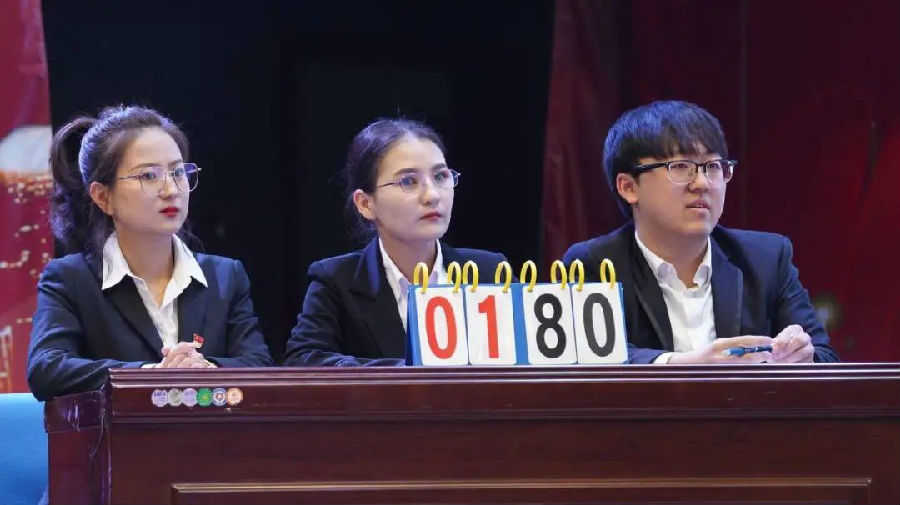 选手们沉着冷静思考问题的画面（艾热提 摄）