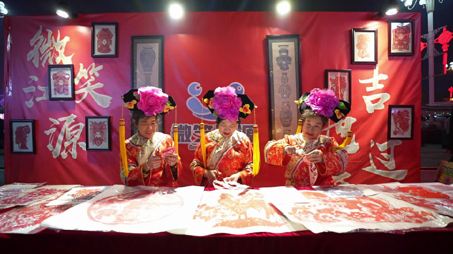 元宵万人歌会上的现场剪纸（王浩宇 摄）