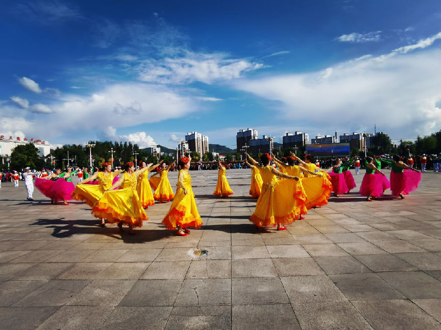 江源区广场舞大赛（王浩宇 摄）