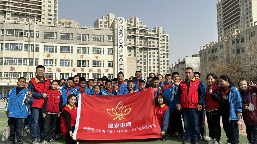 图为国网阿克苏市供电公司党员服务队来到阿克苏市第十六小学开展用电检查、安全宣讲活动 （邸敏 摄）