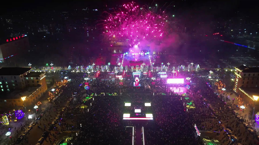 元宵万人歌会现场烟花秀（王浩宇 摄）