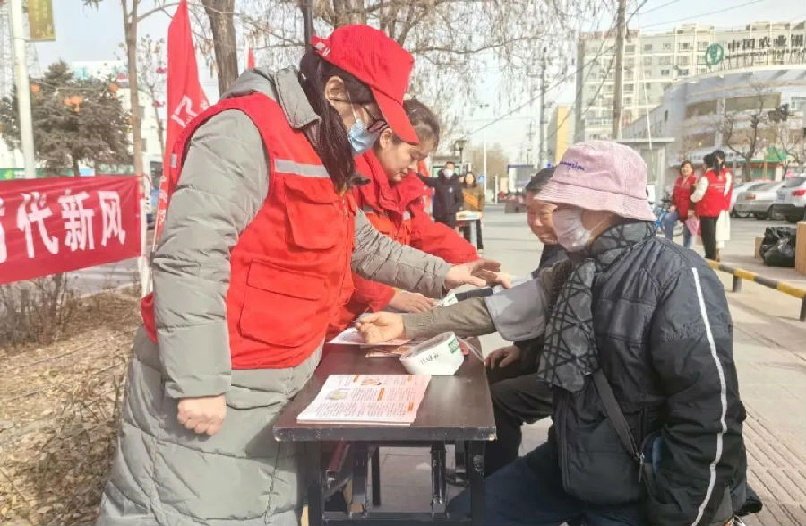 图为和硕县新时代文明实践中心围绕“学雷锋·文明实践我行动”主题开展系列活动。(杨家佳 摄)