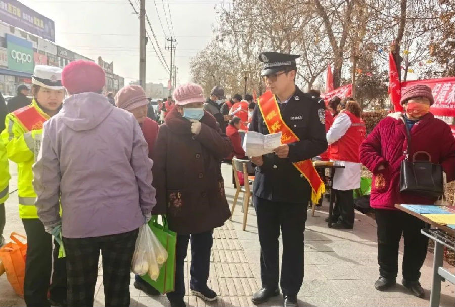 图为和硕县新时代文明实践中心围绕“学雷锋·文明实践我行动”主题开展系列活动。(杨家佳 摄)