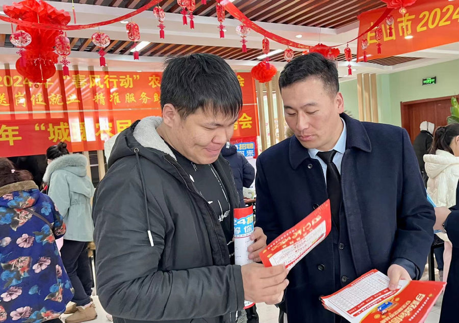 走进社区招聘会宣传开门红活动 （杜志刚 摄）