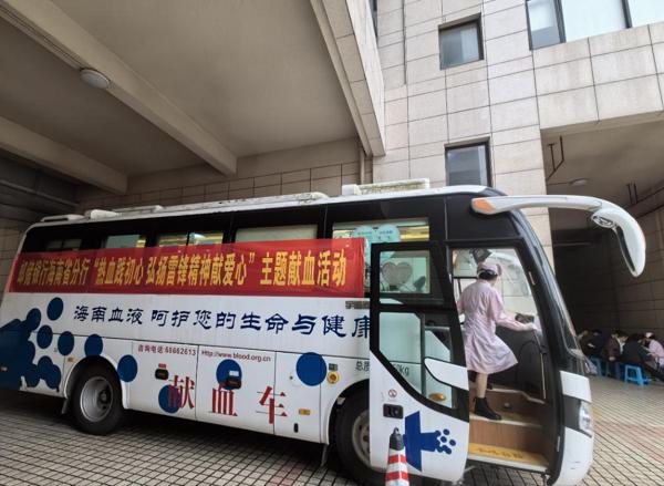 献血活动现场 (陈宗旺 摄)