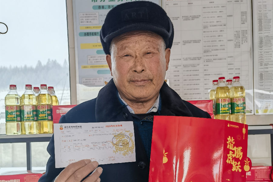 客户晒单办理龙年礼仪存单业务（陈思宇 摄）