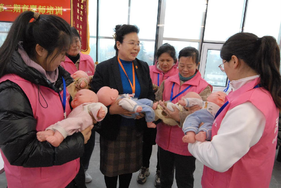 山东省青岛市即墨区国立家政学校的老师在为妇女们讲解育婴常识。（张涛 摄）