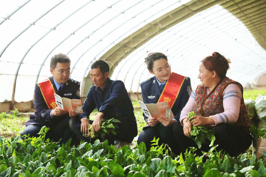 温宿县公安局南民警深入温室大棚基地，开展暖心服务传递雷锋精神活动。（刘新梅 摄）