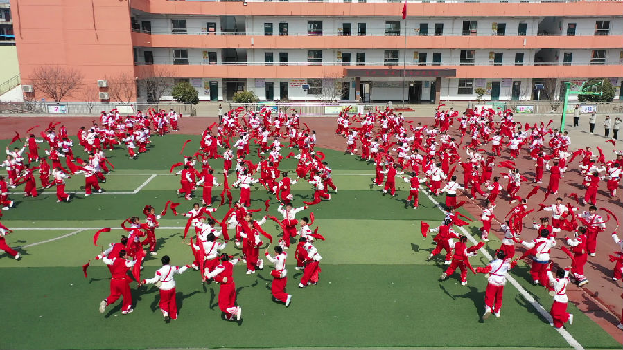 陕州区实验小学学生在习练腰鼓中感受优秀传统文化魅力，提升中华文化自信。（卫晓兵 摄）