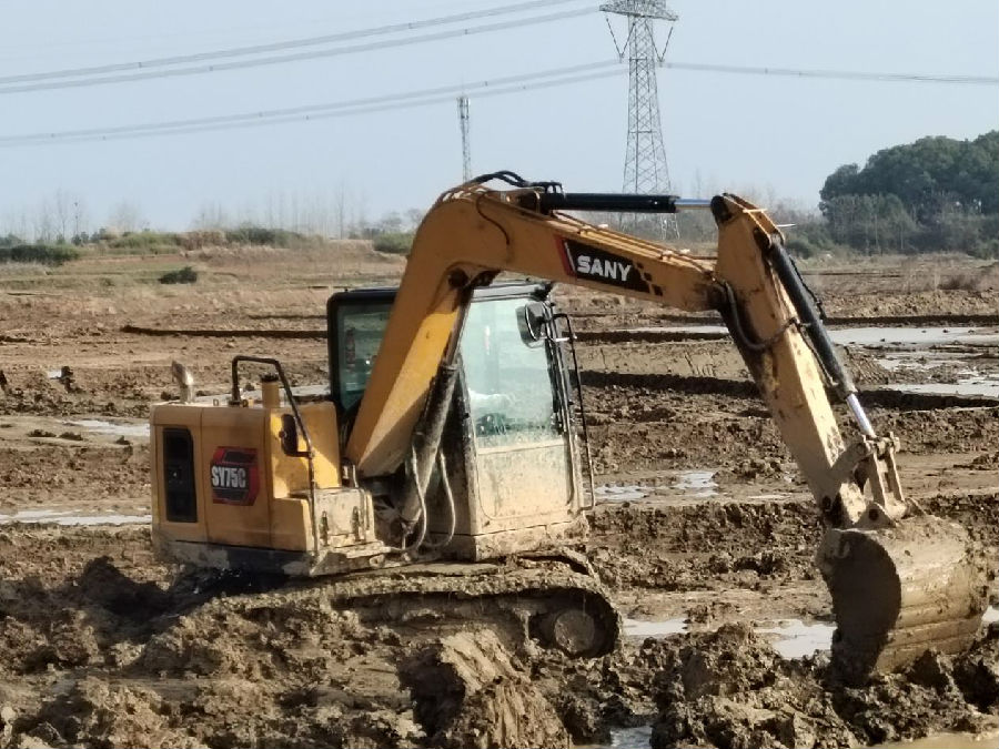 挖掘机在李才村门前畈挖泥抓土、清沟筑埂。(倪胜林 摄) 挖掘机在李才村门前畈挖泥抓土、清沟筑埂。(倪胜林 摄)