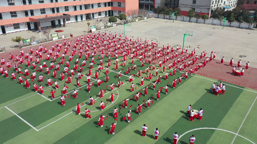 陕州区实验小学260名学生在操场上整齐列队，习练陕北安塞腰鼓。（卫晓兵 摄）